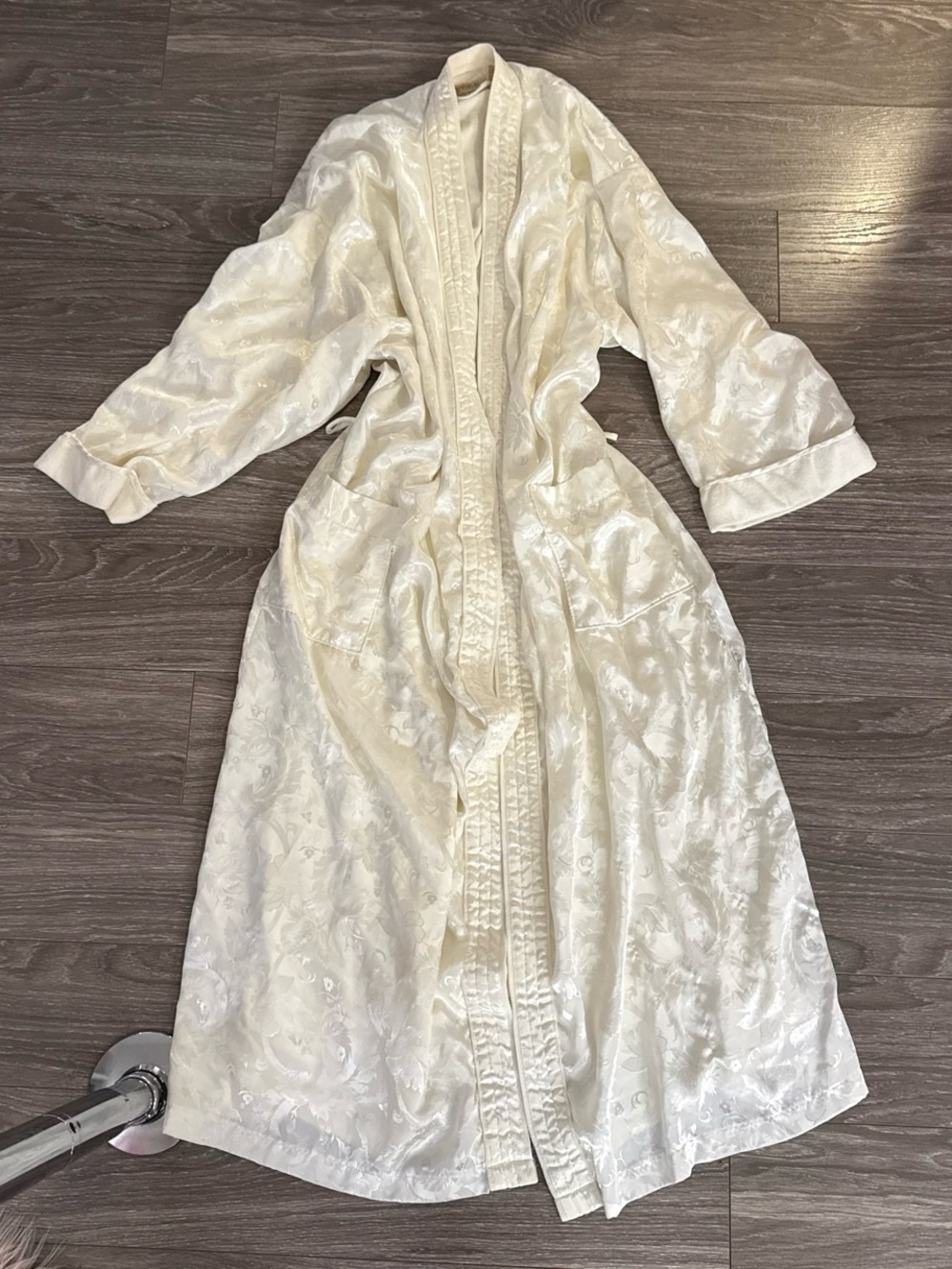 Vintage Victoria’s Secret gold label Women’s Cream Satin Floral Robe